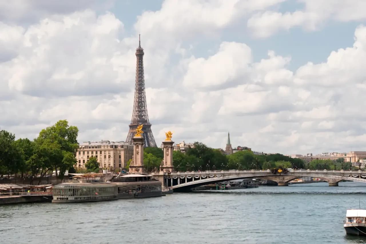 Aktualna godzina w Paryżu – nie przegap ważnych chwil