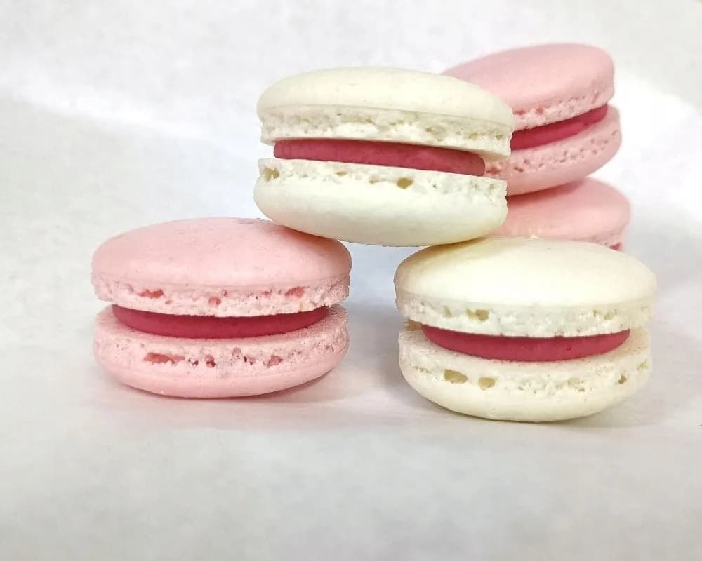 Gdzie kupić białe makaroniki? Sprawdzone miejsca i oferty