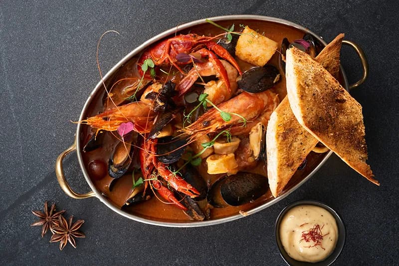 Bouillabaisse: Tajemnice zupy rybnej z Marsylii, którą musisz poznać