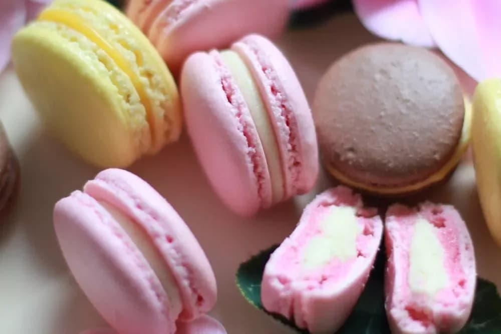 W jakiej temperaturze piec makaroniki, aby uniknąć niepowodzeń?