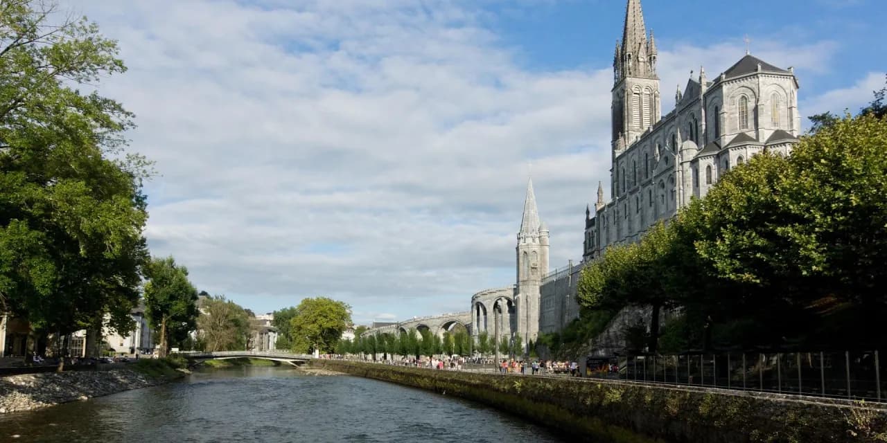 Lourdes: Odkryj tajemnice miasta pielgrzymek i jego historie