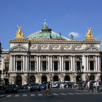 Spacer w okolicy paryskiej Opery